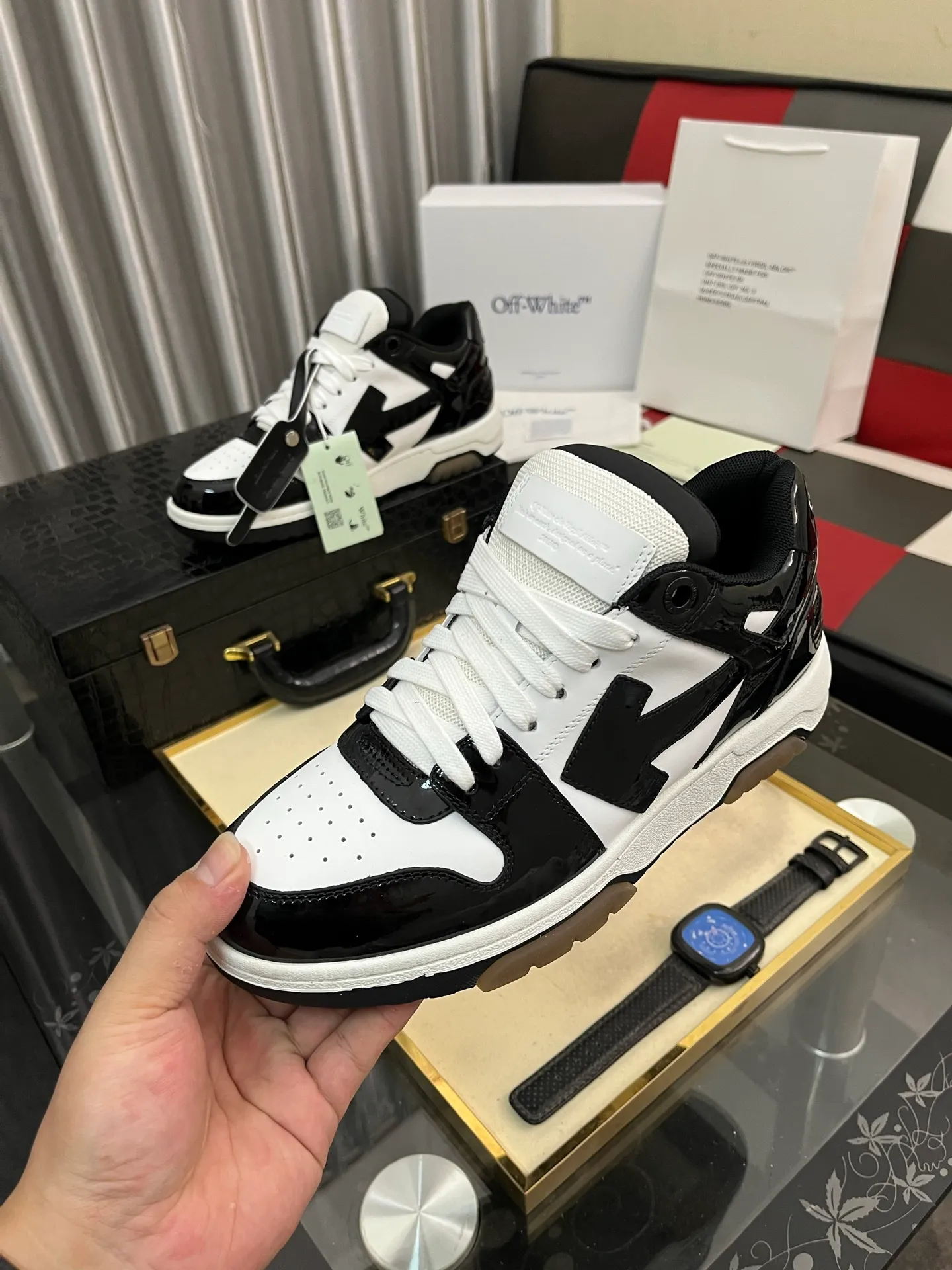 Men's shoes 💰600⌚️⌚️ OFF-White C/O VirGil Abloh fashionable and versatile casual shoes. Exclusive first release of the new model. Made of environmentally friendly cowhide leather and mesh fabric upper material. The insole is embedded with foam cushioning EVA material. The correct midsole is equipped with EVA lightweight cushioning. External tooth nail rubber outsole. The correct accessories can be customized simultaneously. Women's model: 35-40 Men's model: 39-45